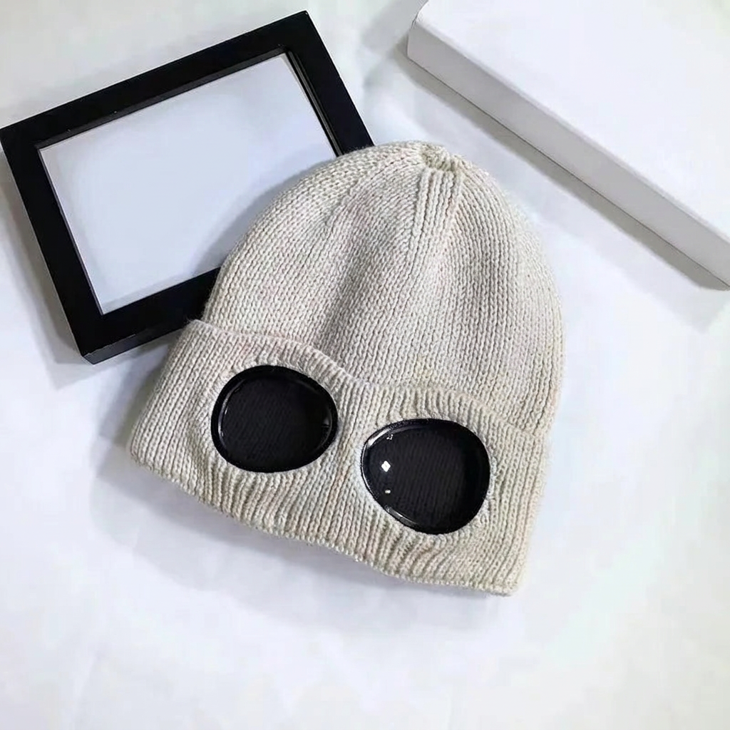 Trendy Knitted Hat With Goggles