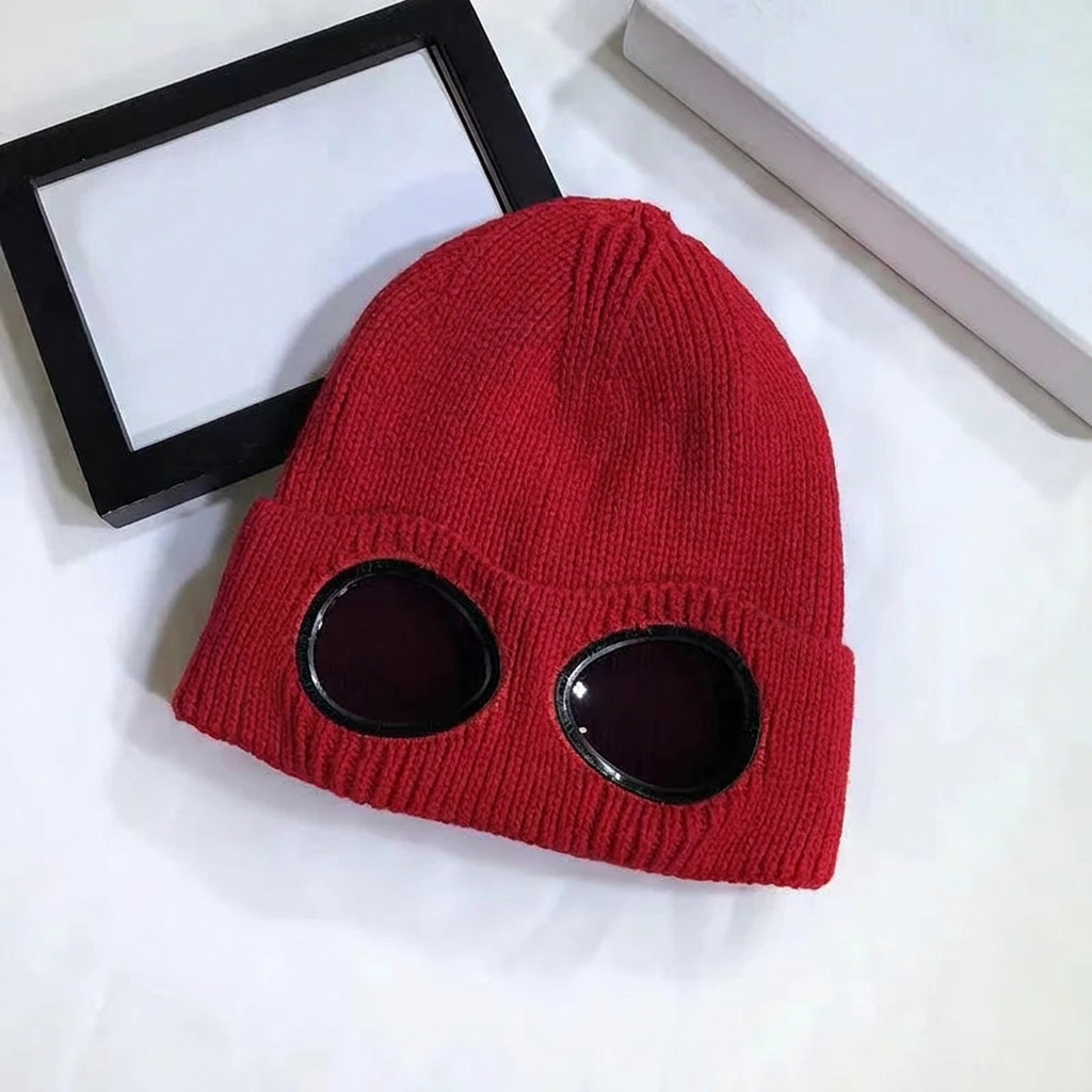 Trendy Knitted Hat With Goggles